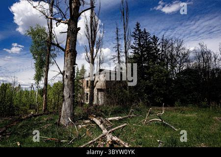 5. Mai 2023, Pripyat, Kiew Oblast, Ukraine: Seit der Kernschmelze im Kernkraftwerk Tschernobyl am 26. April 1986 liegt in der Nähe der Stadt Pripyat ein einsames Haus. Die Stadt Pripyat liegt im Norden der Ukraine etwa zwölf Kilometer von der belarussischen Grenze entfernt. Die Bevölkerung von Pripjat wurde in die neu erbaute Stadt Slavutych verlegt, und die meisten sind nie zurückgekehrt. (Foto: © Gabriel Romero/ZUMA Press Wire) Stockfoto