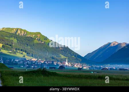 Lermoos: Dorf und Kirche Lermoos, Wiese, Schuppen in der Tiroler Zugspitz Arena, Tirol, Tirol, Österreich Stockfoto