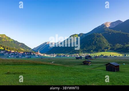 Lermoos: Dorf und Kirche Lermoos, Wiese, Schuppen in der Tiroler Zugspitz Arena, Tirol, Tirol, Österreich Stockfoto