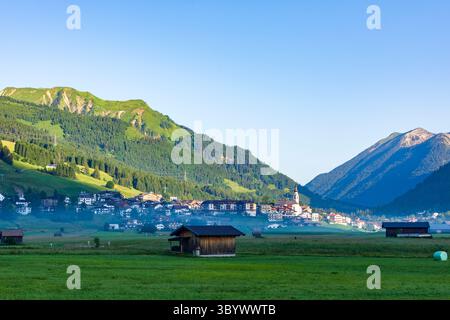 Lermoos: Dorf und Kirche Lermoos, Wiese, Schuppen in der Tiroler Zugspitz Arena, Tirol, Tirol, Österreich Stockfoto
