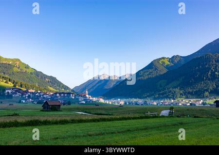 Lermoos: Dorf und Kirche Lermoos, Wiese, Schuppen in der Tiroler Zugspitz Arena, Tirol, Tirol, Österreich Stockfoto