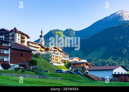 Lermoos: Dorf und Kirche Lermoos, Wiese, Schuppen in der Tiroler Zugspitz Arena, Tirol, Tirol, Österreich Stockfoto