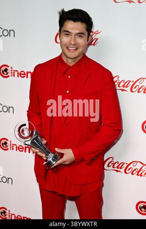 4. April 2019: Las Vegas, Nevada, USA: Der Schauspieler Henry Golding, der mit dem „männlichen Stern von morgen“ ausgezeichnet wurde, während der CinemaCon Big Screen Achievement Awards im Omnia Nachtclub im Caesars Palace. CinemaCon ist die offizielle Versammlung der National Association of Theatre Owners. (Bild: © Debby Wong/ZUMA Press Wire) Stockfoto