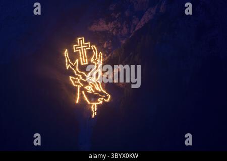 Traditionelle Bergfeuer zur Sommersonnenwende in der Tiroler Zugspitz Arena rund um das Ehrwald Lermoos Biberwier Becken Stockfoto