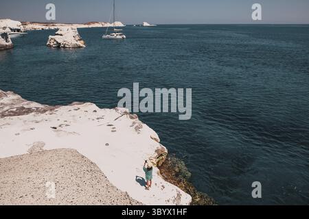 Weiße Kreidefelsen in Sarakiniko, Insel Milos, Kykladen, Griechenland Stockfoto