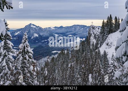 Anspruchsvolle Schneeschuhtour zum Tennenmooskopf auf der Nagelfluhkette in den Allgauer Alpen Stockfoto