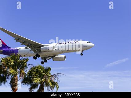 Los Angeles, USA - 30. Mai 2015: Ein Flugzeug der Hawaiian Airlines landet auf dem Los Angeles International Airport, Los Angeles, USA Stockfoto