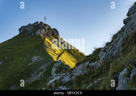 Anspruchsvolle Bergtour über den Klettersteig Mindelheim vom Mittelberg Kleinwalsertal in den Allgauer Alpen Stockfoto