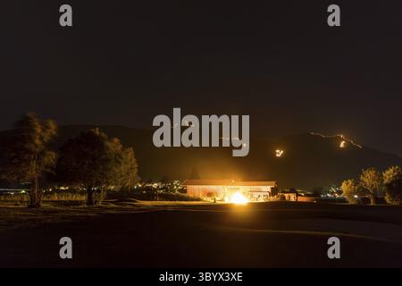 Traditionelle Bergfeuer zur Sommersonnenwende in der Tiroler Zugspitz Arena rund um das Ehrwald Lermoos Biberwier Becken Stockfoto