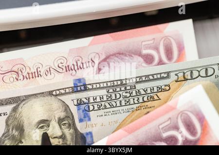 US-Dollar zu britischem Pfund Wechselkurs. Wirtschaftskonzept, Finanzanalyse, Zinssenkungen und -Erhöhungen, zentrale Marktkontrolle. Nahaufnahme Stockfoto