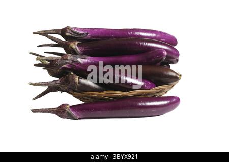 Korb mit frischen asiatischen violetten Auberginen, isoliert auf weißem Hintergrund Stockfoto