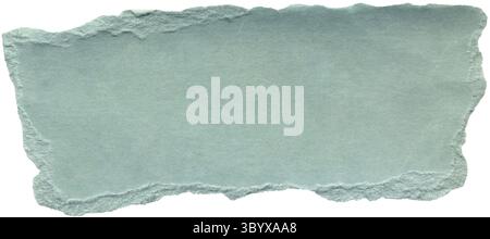 Gereifter, gerissener blauer Schrottkarton. Realistisches Stück Papier mit zerknittertem Effekt und gerissener Kante. Vielseitiger Hintergrund für Collage, Mockup, Scrapbooking Stockfoto