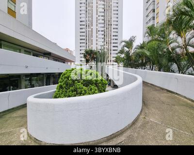 Kolumbien, Medellin, 17. Mai 2023, moderne Architektur und Gärten in der Innenstadt Stockfoto
