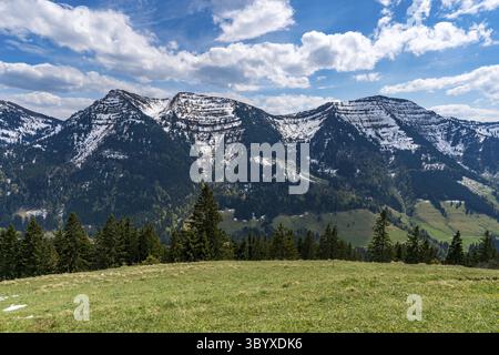 Wunderschöner Rundwanderweg zum Denneberg an der Nagelfluhkette im Allgau bei Oberstaufen Steibis Stockfoto