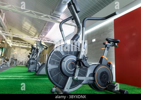Fitness-Bike in einem modernen Fitnessstudio, das für Cardio-Training und Fitness bereit ist, um einen aktiven und gesunden Lebensstil zu fördern Stockfoto