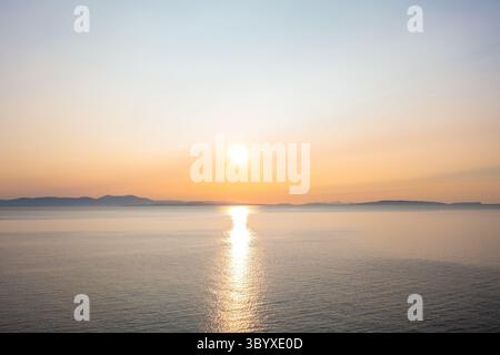 Luftaufnahme des Sonnenaufgangs über dem Mittelmeer in Griechenland Stockfoto