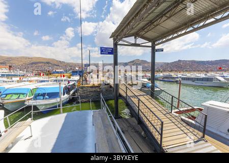Titicaca-See Peru, 16. August. Pier von Puno, wo Bootsausflüge beginnen, um den höchsten See der Welt zu besuchen. Dreh am 16. August 2019 in Peru Stockfoto