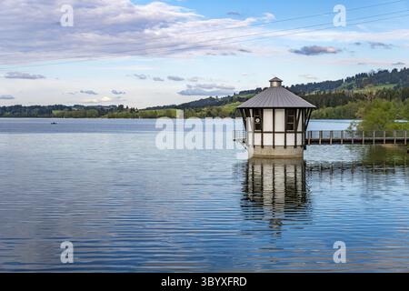 Schöne Wanderung entlang des Rottachsees mit Schluchtweg zur Burgkranzegg Ruine im Allgau Stockfoto