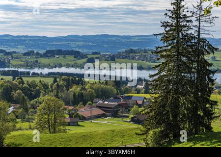 Schöne Wanderung entlang des Rottachsees mit Schluchtweg zur Burgkranzegg Ruine im Allgau Stockfoto