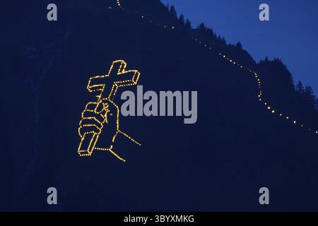 Traditionelle Bergfeuer zur Sommersonnenwende in der Tiroler Zugspitz Arena rund um das Ehrwald Lermoos Biberwier Becken Stockfoto