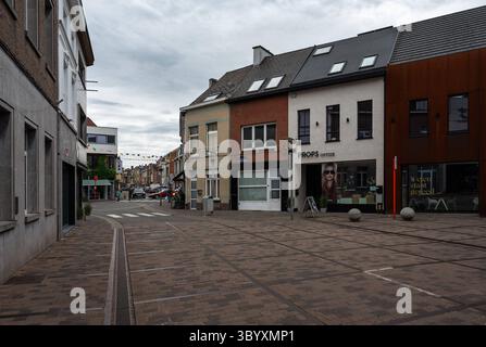 Fußgängerzone und Wohnstraße in Wetteren, Ostflandern, Belgien 5. Juli 2025 Stockfoto Fußgängerzone und Wohnstraße in Wetteren, Ostflandern, Belgien 5. Juli 2025 Stockfoto