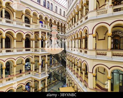 Kolumbien, Medellin, 17. Mai 2023, antike Kristallleuchter im Einkaufszentrum National Palace Stockfoto