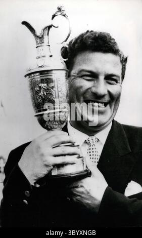 14. Dezember 1965 - London - Thomson mit einem Siegeslächeln. Peter Thompson - Australien. Geboren am 23. August 1929 in Brunswick, Australien. Gewinner von 5 Open Championships, Gewinner von 3 Open's in Folge von 1954 bis 1956, 4 seiner 5 Open-Siege kamen an den Golfküste Englands und gewannen 1954 und 1965 in Royal Birkdale, 1956 in Royal Liverpool und 1958 in Royal Lytham & St. Annes. (Kreditbild: © Keystone Press Agency/ZUMA Press Wire) Stockfoto