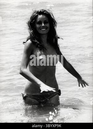April 1973 - London, England, Vereinigtes Königreich - CATHERINE DIAMANT in Bikinizone (Foto: © Keystone Press Agency/ZUMA Press Wire) Stockfoto
