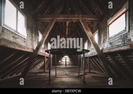 Eine alte Mühle, ein altes Lager für landwirtschaftliche Produkte wie Getreide und Saatgut Stockfoto