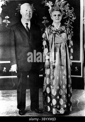 1. April 1965 – London, England, Vereinigtes Königreich – SYNGMAN RHEE oder Yi Seungman (* 26. März 1875 C 19. Juli 1965) war der erste Präsident Südkoreas. Seine Präsidentschaft, von August 1948 bis April 1960, ist weiterhin umstritten, da sie von Spannungen im Kalten Krieg auf der koreanischen Halbinsel und anderswo betroffen ist. Rhee galt als Antikommunist und starker Mann und führte Südkorea durch den Koreakrieg. Seine Präsidentschaft endete mit dem Rücktritt nach Volksprotesten gegen eine umstrittene Wahl. Er starb im Exil in Hawaii. (Kreditbild: © Keystone Press Agency/ZUMA Press Wire) Stockfoto