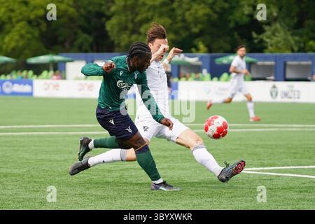 Toronto, Kanada. Juli 2025. Adonijah Reid #10 vom York United FC wird von Kevin Podgorni #29 vom Vancouver FC während des kanadischen Premier League-Spiels zwischen Vancouver FC und York United im York Lions Stadium unter Druck gesetzt. Am 19. Juli 2025 in Toronto, Kanada. (Foto: Leonardo Ramirez/ Credit: Eyepix Group/Alamy Live News Stockfoto