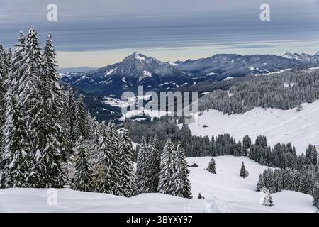 Anspruchsvolle Schneeschuhtour zum Tennenmooskopf auf der Nagelfluhkette in den Allgauer Alpen Stockfoto