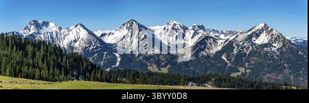 Eine gemütliche Wanderung von Zoeblen Zugspitzblick zum Schoenkahler im wunderschönen Tannheimer Valley Stockfoto