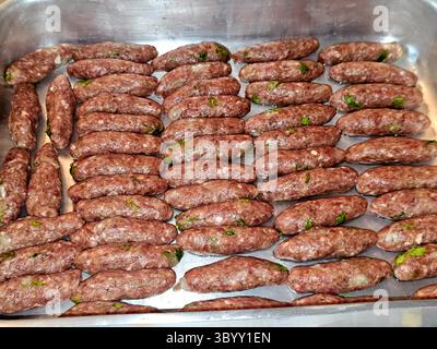 Arabische Küche traditionelles Essen Rindfleisch Kofta, Kebab Kofta Shish, das aus Hackfleisch gegrillt oder gekocht ist, orientalische gebackene Fleischgerichte, Tablett mit Kofta fertig Stockfoto