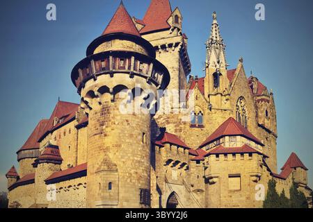 Wunderschönes mittelalterliches Schloss Kreuzenstein in Leobendorf. In Der Nähe Von Wien, Österreich - Europa. Herbsttag Stockfoto
