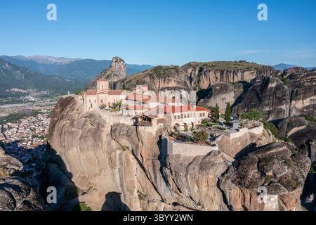 Luftaufnahme des Klosters der Heiligen Dreifaltigkeit in Meteora Griechenland mit Bergen im Hintergrund Stockfoto