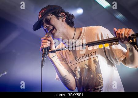 Juni 2019 - Kopenhagen, Dänemark - Dänemark, Kopenhagen - 13. Jnue 2019. Die englische Indie-Rock-Band The 1975 gibt ein Live-Konzert im Tap1 in Kopenhagen. Hier wird Leadsänger Matthew Healy live auf der Bühne gesehen. (Foto: Gonzales Photo – Thomas Rasmussen) (Foto: © Thomas Rasmussen/Gonzales Photo via ZUMA Press) Stockfoto
