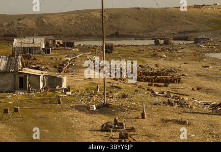 Polarstation Ollapsing auf der Nordinsel Nowaja Semlja. Eine große Anzahl verlassener Fässer Brennstoff Stockfoto