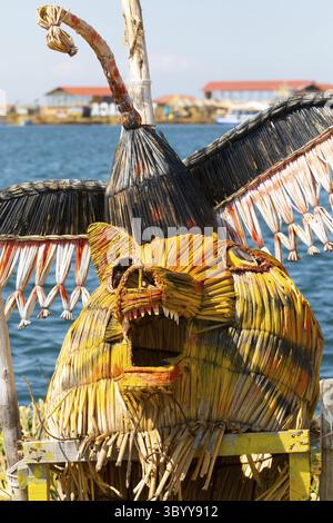 Titicaca Lake Peru, August 16. Eines der typischen Amulette aus Totora, die die Inseln und ihre Bewohner im Titicaca-See schützen. Aufnahme am 16. August Stockfoto
