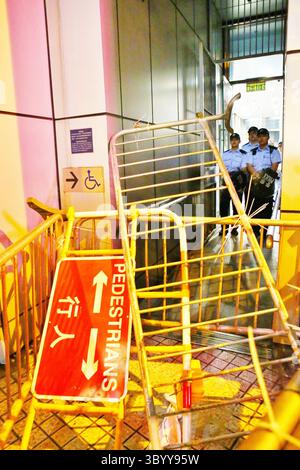 Juni 2019 - Hongkong, Volksrepublik China - Hongkong, China - 21. Juni 2019. Demonstranten blockieren das Polizeipräsidium und fordern die Freilassung von Demonstranten, die bei einer früheren Demonstration verhaftet wurden. Die Demonstranten fordern auch, dass Chief Executive Carrie Lam zurücktritt. (Foto: © Gonzales/Gonzales Foto via ZUMA Press) Stockfoto