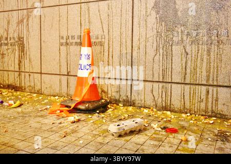 Juni 2019 - Hongkong, Volksrepublik China - Hongkong, China - 21. Juni 2019. Demonstranten blockieren das Polizeipräsidium und fordern die Freilassung von Demonstranten, die bei einer früheren Demonstration verhaftet wurden. Die Fassaden des Polizeipräsidiums sind voller Eier, die von den Demonstranten geworfen wurden. (Foto: © Gonzales/Gonzales Foto via ZUMA Press) Stockfoto