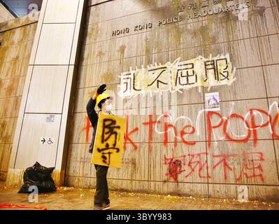 Juni 2019 - Hongkong, Volksrepublik China - Hongkong, China - 21. Juni 2019. Demonstranten blockieren das Polizeipräsidium und fordern die Freilassung von Demonstranten, die bei einer früheren Demonstration verhaftet wurden. Die Fassaden des Polizeipräsidiums sind voller Eier, die von den Demonstranten geworfen wurden. (Foto: © Gonzales/Gonzales Foto via ZUMA Press) Stockfoto