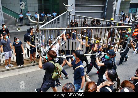 Juni 2019 - Hongkong, Volksrepublik China - Hongkong, China - 21. Juni 2019. Demonstranten blockieren das Polizeipräsidium und fordern die Freilassung von Demonstranten, die bei einer früheren Demonstration verhaftet wurden. Die Demonstranten fordern auch, dass Chief Executive Carrie Lam zurücktritt. (Foto: © Gonzales/Gonzales Foto via ZUMA Press) Stockfoto