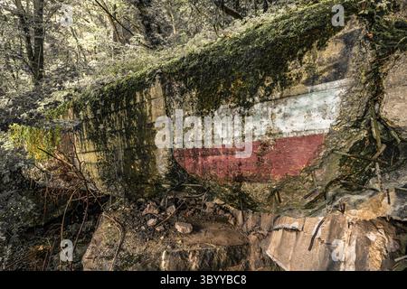 Alte gesprengte Überreste von einigen Bunkern der Siegfried Line entlang der Grenze, unterirdische Festungen, Luftabwehrpositionen und Luftschutzkeller Stockfoto