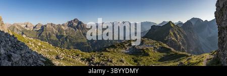 Anspruchsvolle Bergtour über den Klettersteig Mindelheim vom Mittelberg Kleinwalsertal in den Allgauer Alpen Stockfoto