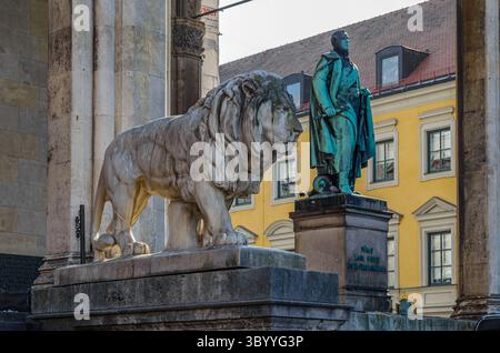 Statue von Karl Philipp von Wrede von Ludwig Schwanthaler (1844) und Löwenplastik von Wilhelm von Rumann (1906) in München Stockfoto