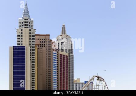 LAS VEGAS, USA - 3. JUNI 2014: Blick auf das New York-New York Hotel and Casino mit einem Teil der Achterbahn. Es liegt am Las Vegas Strip Stockfoto