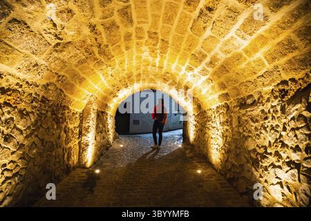 Beleuchteter Tunnel bei Nacht Stockfoto