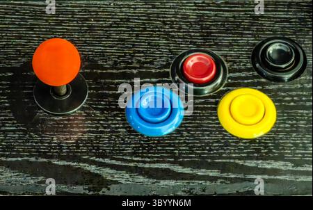 Retro Game Box: Nahaufnahme farbenfroher Knöpfe und Nostalgie des Joysticks Stockfoto