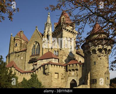 Wunderschönes mittelalterliches Schloss Kreuzenstein in Leobendorf. In Der Nähe Von Wien, Österreich - Europa. Herbsttag Stockfoto
